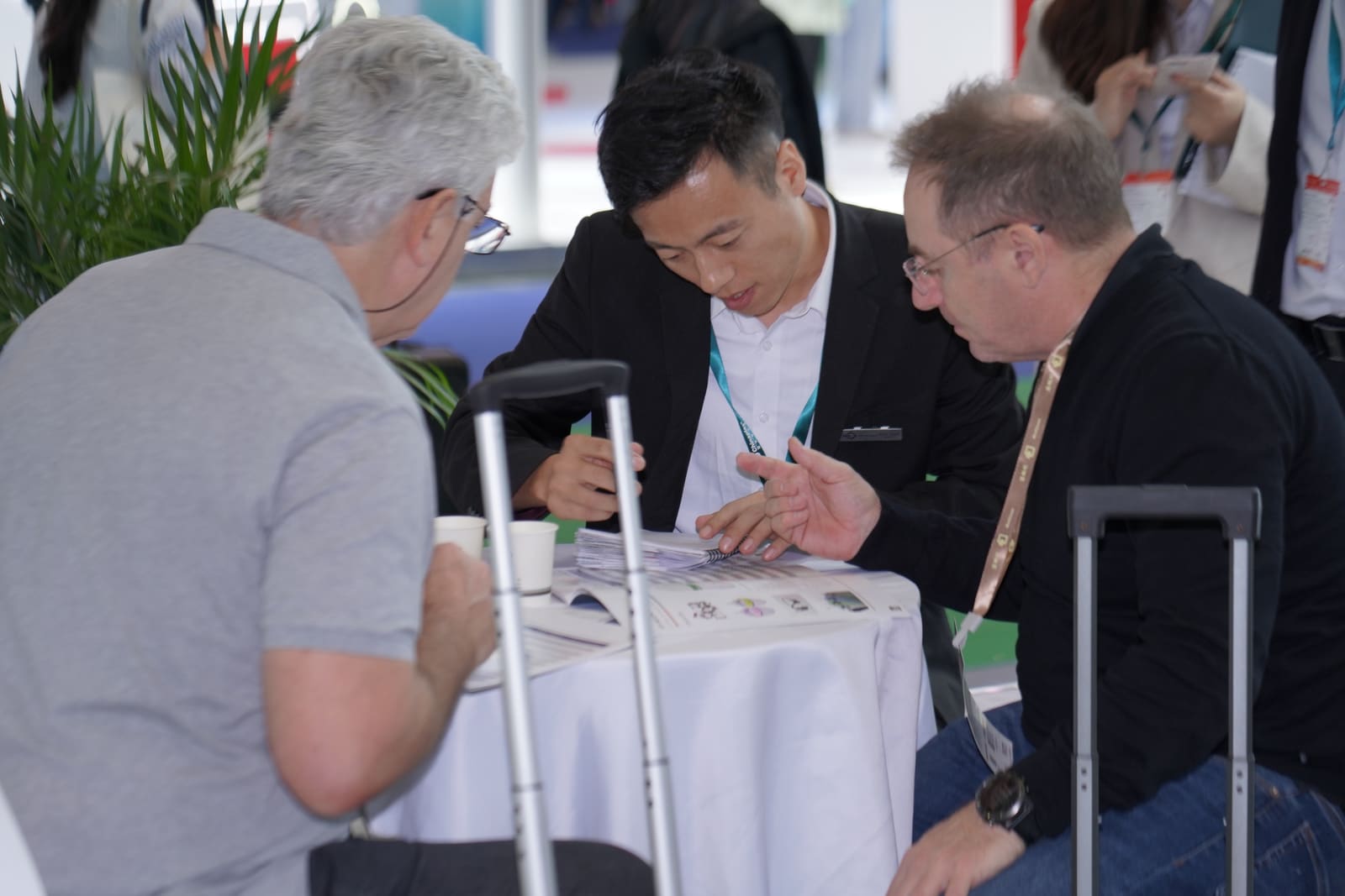 RUUIPON discussing custom silicone mold specs with international customers at exhibition