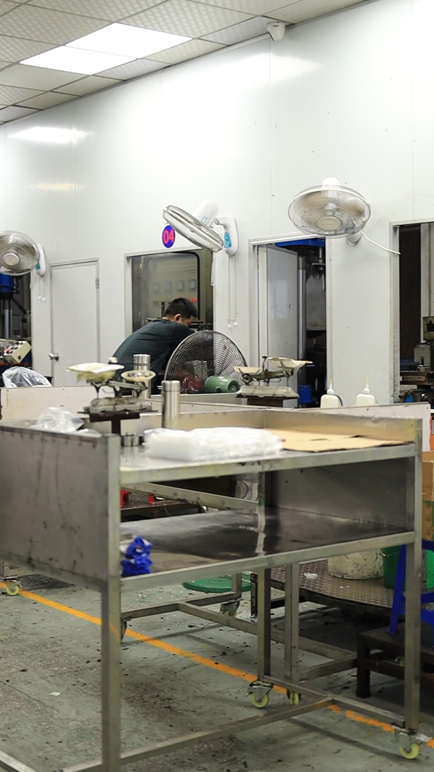Production floor inside RUUIPON custom silicone mold factory in Shenzhen