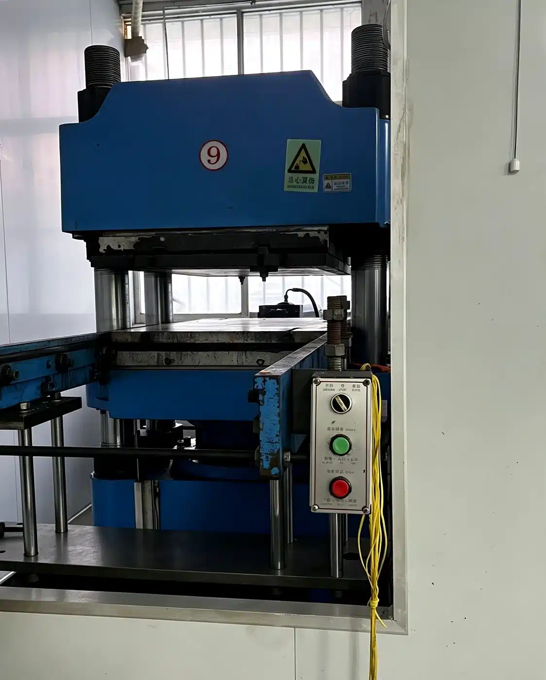 RUUIPON Shenzhen workshop checking custom silicone resin mold sample before MOQ 50