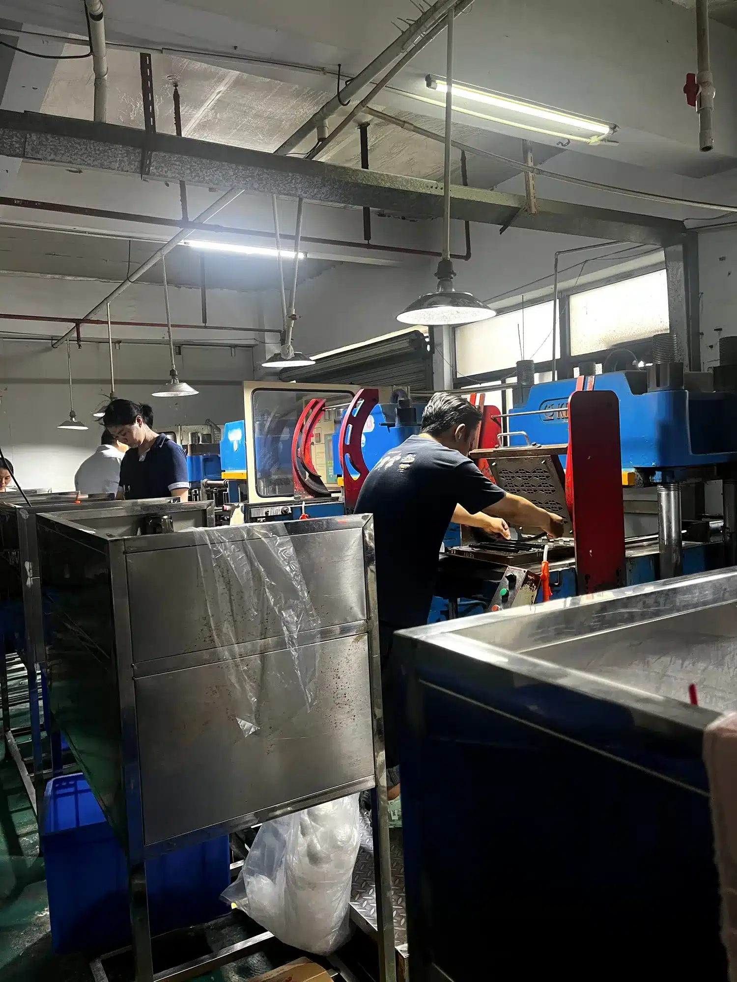 Comparison of one-part and two-part silicone production molds